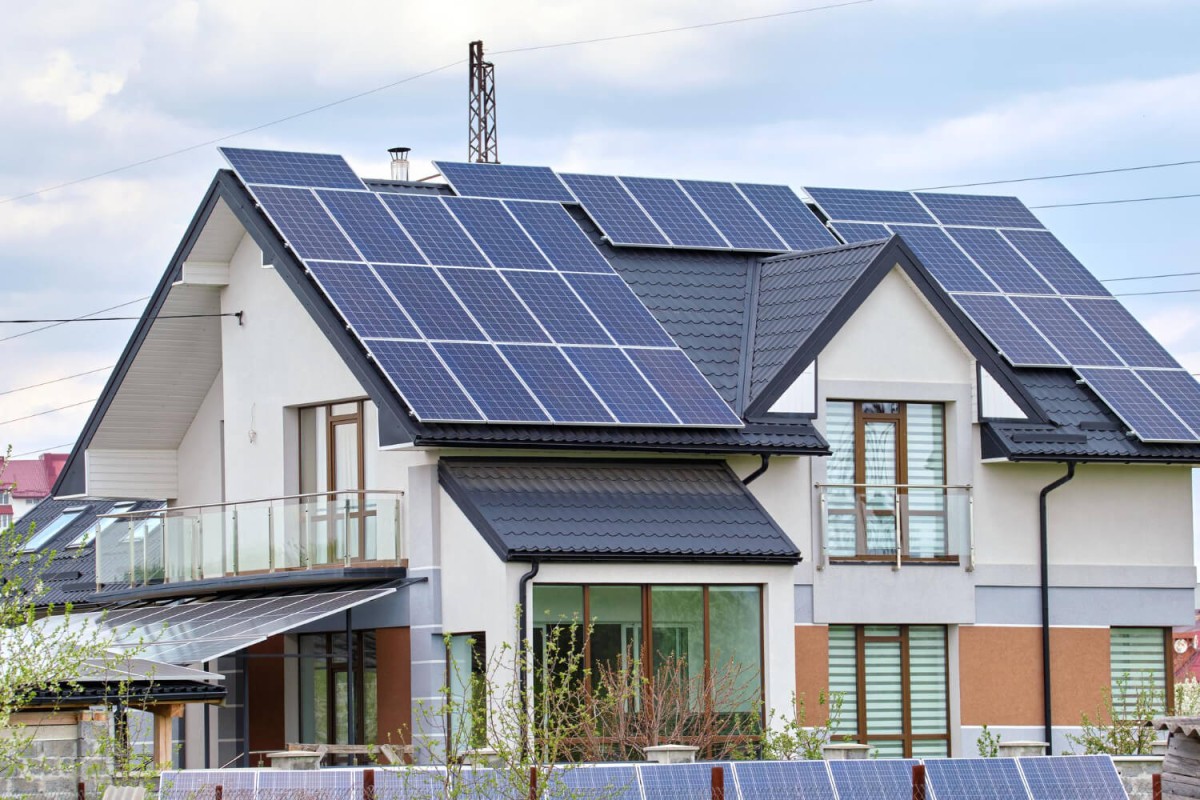 dach-prywatnego-domu-pokryty-panelami-fotowoltaicznymi-do-wytwarzania-czystej-ekologicznej-energii-elektrycznej-w-podmiejskiej-czesci-miasta-koncepcja-domu-autonomicznego.jpg